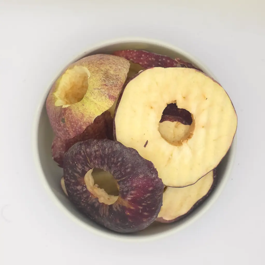 تفاح احمر مجفف بالتبريد